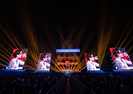 k1十年体育品牌荧光棒助力时光演唱会震撼开唱